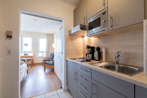 Kühlschrank, Mikrowelle, Herdplatte, Wasserkocher mit Kaffee-/Teezubehör