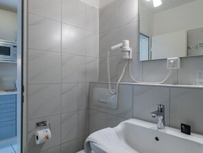 Regadera, secadora de cabello, toallas 