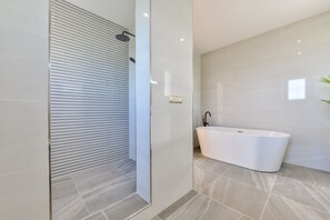 Bathtub, towels