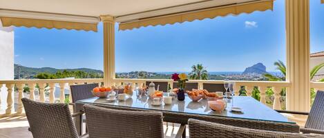 تناول الطعام بالخارج