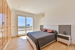 4 makuuhuonetta, silitysrauta/-lauta, ilmainen Wi-Fi, vuodevaatteet