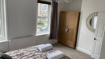 4 bedrooms, iron/ironing board, free WiFi, bed sheets