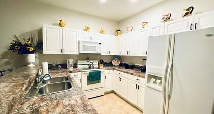 Huge Screened Patio That Overlooks Lake Buck, Near Famous Attractions!!