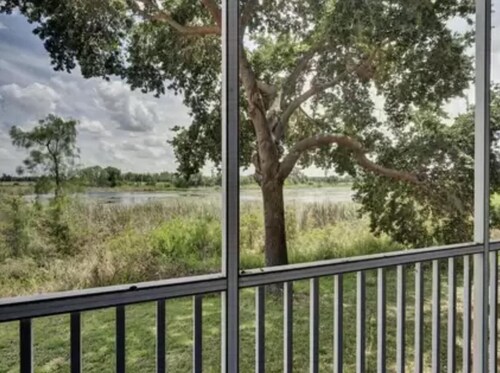 Huge Screened Patio That Overlooks Lake Buck, Near Famous Attractions!!