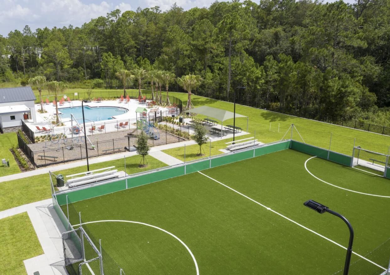 Instalación deportiva con piscina, canchas de tenis y campo de césped.