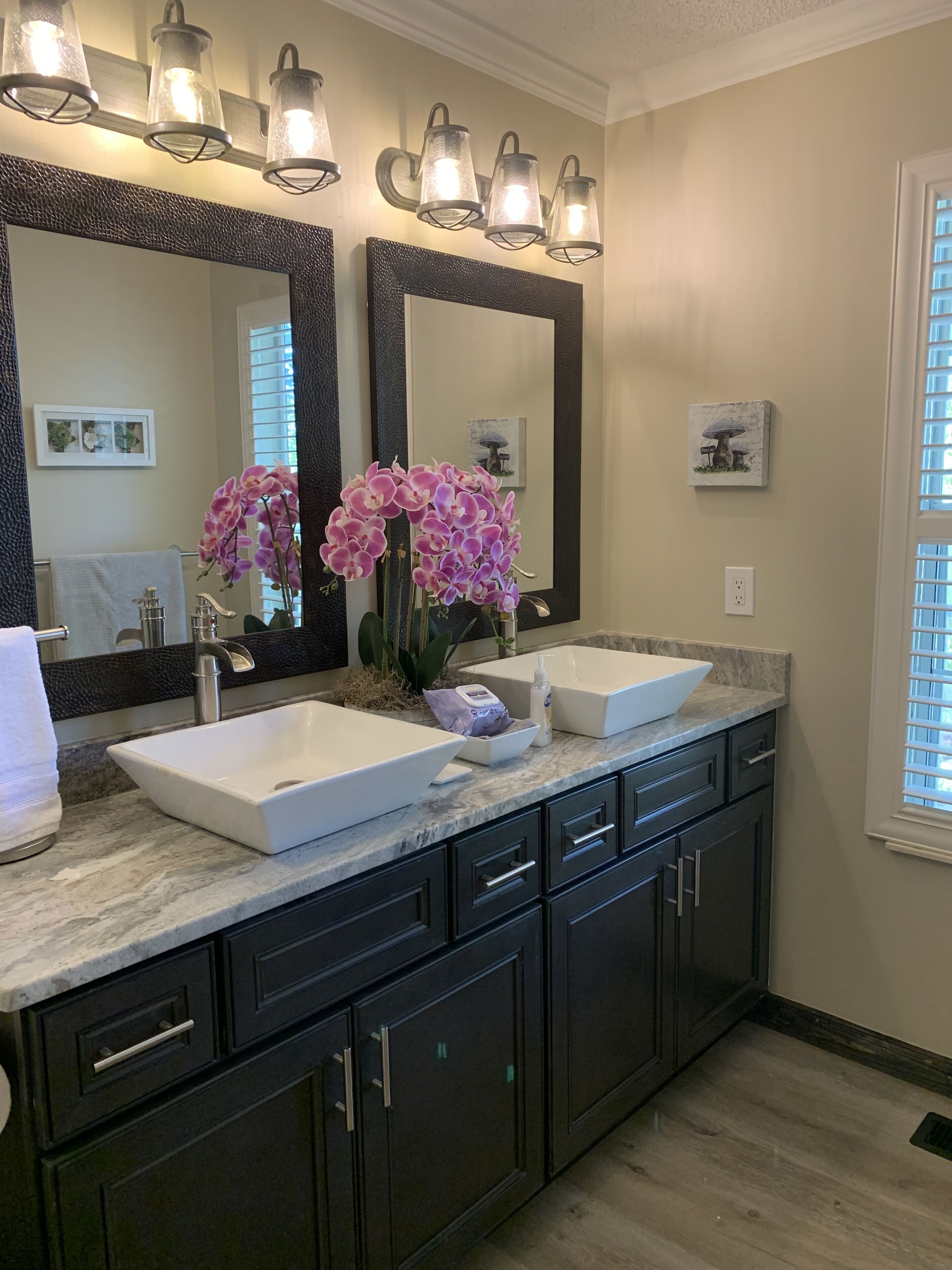 Combined shower/bathtub, hair dryer, towels, soap