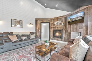 Smart TV, chimenea y biblioteca musical 