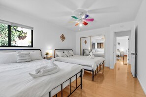 4 habitaciones, escritorio y tabla de planchar con plancha 