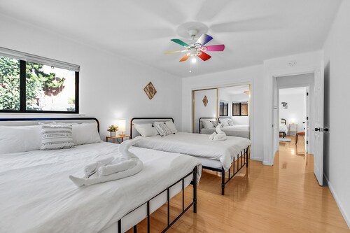 Modern 4 Bedroom Vacation home @ Castro Valley, King or Queen for all