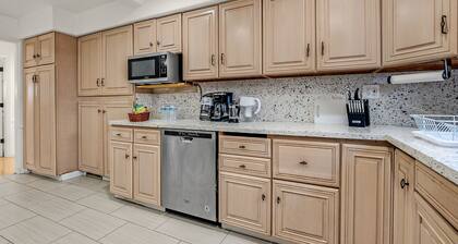 Modern 4 Bedroom Vacation home @ Castro Valley, King or Queen for all