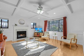 Smart TV, books - Modern 4 Bedroom Vacation home @ Castro Valley, King or Queen for all (Castro Valley)