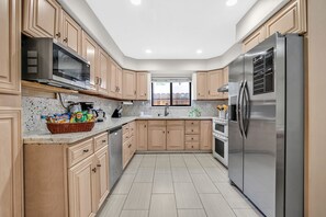 Fridge, microwave, oven, stovetop - Modern 4 Bedroom Vacation home @ Castro Valley, King or Queen for all (Castro Valley)