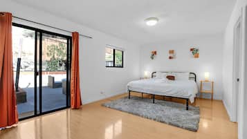 4 bedrooms, desk, iron/ironing board, travel crib