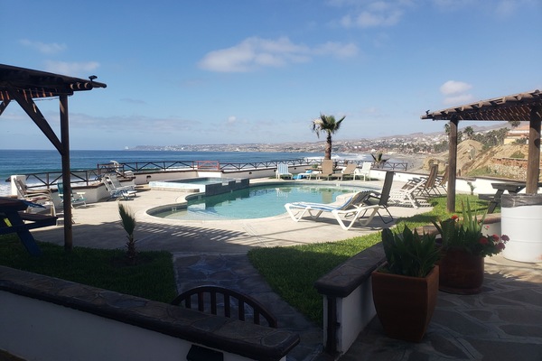 Una piscina al aire libre