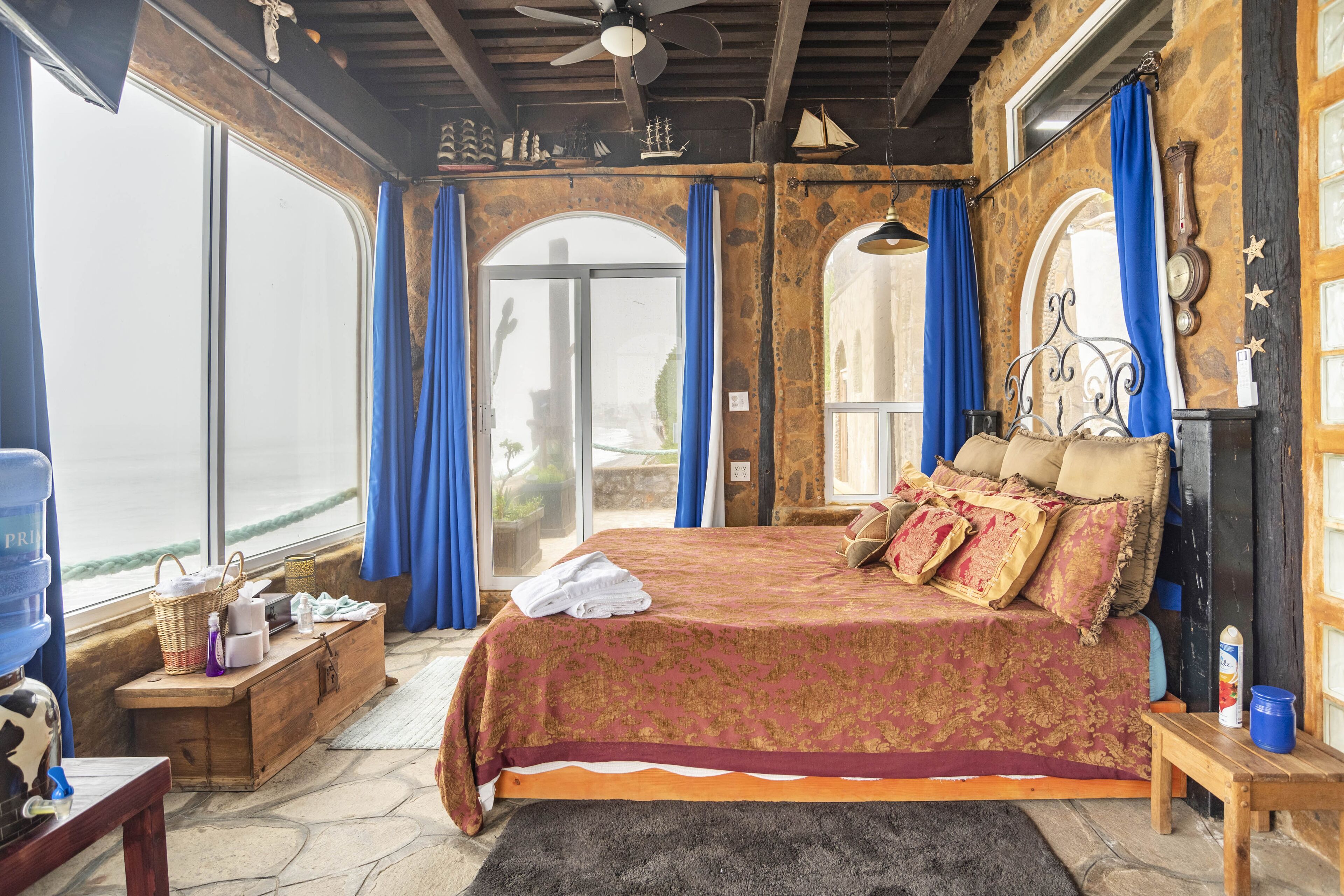 1 camera, una cassaforte in camera, una scrivania, ferro/asse da stiro