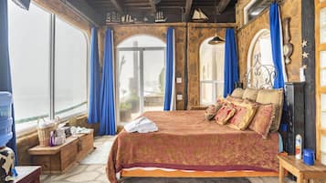 1 camera, una cassaforte in camera, una scrivania, ferro/asse da stiro