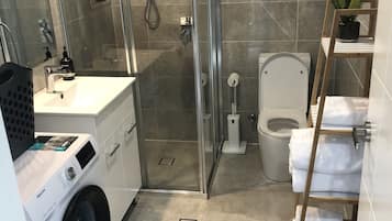 Douche, sèche-cheveux, serviettes fournies, savon