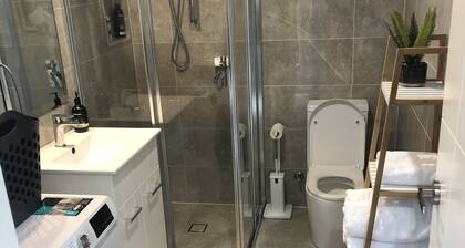 Tranquil 2 bedroom flat with private courtyard