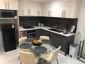 Fridge, microwave, oven, electric kettle - Tranquil 2 bedroom flat with private courtyard (Campbelltown)