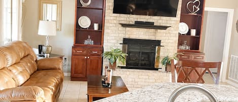 Smart TV, chimenea, estéreo y impresora