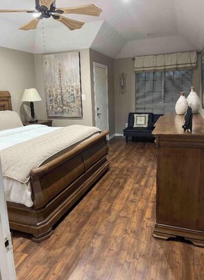 4 bedrooms, iron/ironing board, free WiFi, bed sheets - 4- Bedroom Serenity: 8 Beds Your Peaceful Retreat: Television in Every Bedroom (Port Arthur)