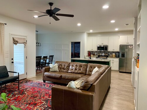 4 bedroom house 4 miles from the Square