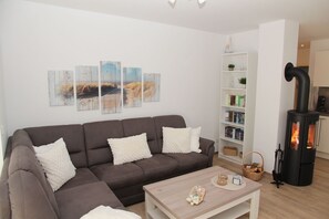 TV, fireplace, DVD player, stereo - Seepferdchen - Schöne Neubau-eg-wohnung im Greetsieler Grachten-park II! (Krummhörn)