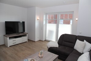 Fernseher, Kamin, DVD-Player, Stereoanlage