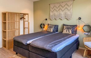 5 bedrooms, travel cot, free WiFi, bed sheets - 5 bedroom awesome home in Groote Keeten (Groote Keeten)