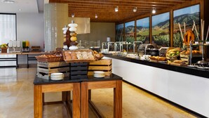 Ein reichhaltiges Buffet mit verschiedenen Speisen und einem Holztisch im Vordergrund.