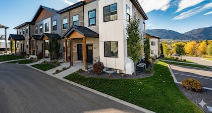 Village’s Alpine P77|Ski Getaway |Dogs & Mtn Views