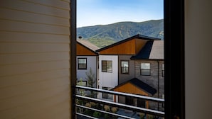 Una casa moderna amb vistes a una serralada de muntanyes.