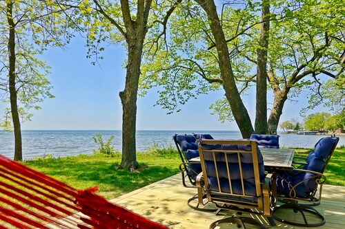 2BR Lakefront Cabin, Sandy Beach, Kayaks, Docks, Hammock Chairs & Firepit