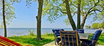 2BR Lakefront Cabin, Sandy Beach, Kayaks, Docks, Hammock Chairs & Firepit
