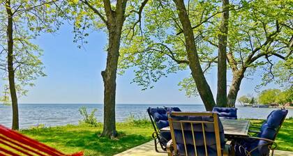 2BR Lakefront Cabin, Sandy Beach, Kayaks, Docks, Hammock Chairs & Firepit