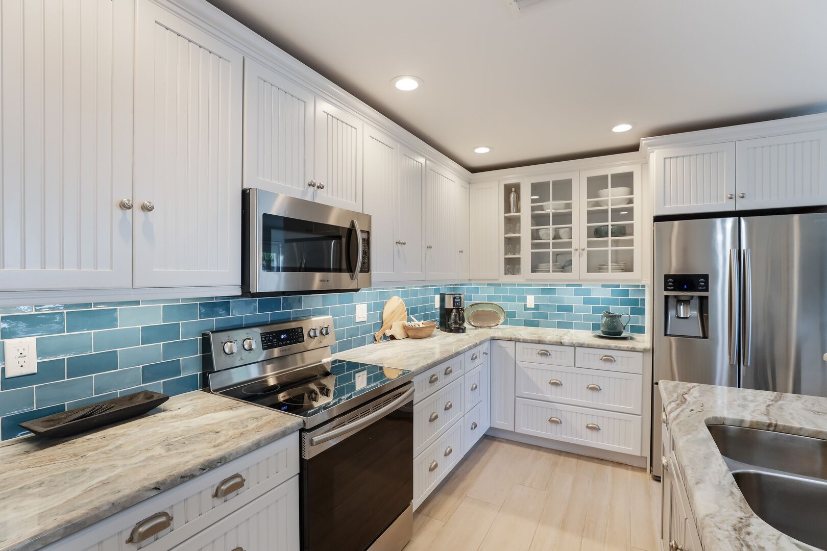 Een koelkast, een microgolfoven, een oven, een kookplaat