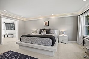 7 bedrooms, desk, iron/ironing board, travel cot