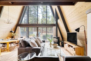 Smart TV, caminetto, tavolo da calcetto