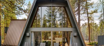 Alder by AvantStay | Moody Retreat: Patio, Hot Tub in Sunriver!