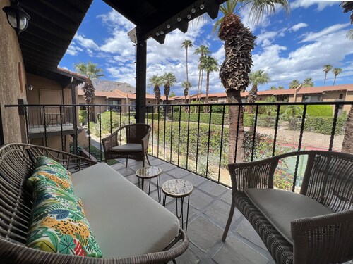 Perfect Palm Springs Getaway with Mountain Views