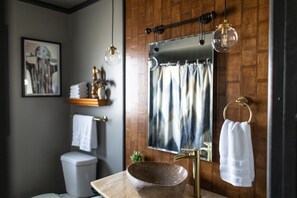 Combined shower/bathtub, hair dryer, towels, soap