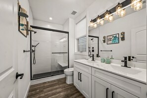 Badewanne, Haartrockner, Handtücher, Seife