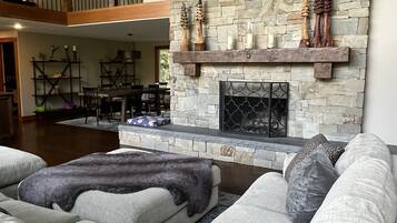 Smart-TV, Kamin, Videospiele, DVD-Player