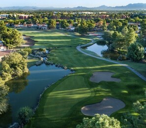 A golf course with water hazards, sand bunkers, and a well-maintained fairway. - 🔥Modern Scottsdale Condo 🔥 Great Area! Golf | Heated Pool | Gym 🏈️⛳️🌴 ⚾ (Scottsdale)