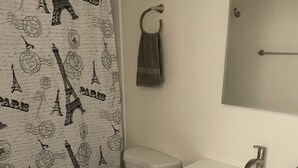 Une salle de bain avec des toilettes, un lavabo et un miroir.