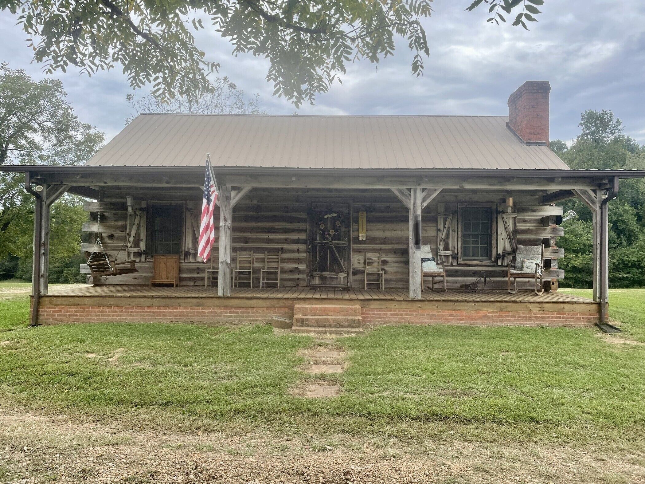 Rustic log cabin in beautiful Granite Falls