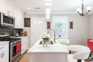 Private kitchen - Sunny mordern DC Row Hse with a garage! (Washington)