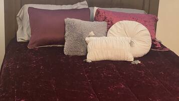 1 habitación, tabla de planchar con plancha, wifi gratis y ropa de cama