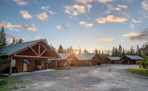 Exterior - Cozy 2-Bedroom Log Cabin Retreat Near Town – Full Kitchen (Bonners Ferry)