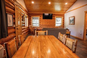 Dining - Cozy 2-Bedroom Log Cabin Retreat Near Town – Full Kitchen (Bonners Ferry)